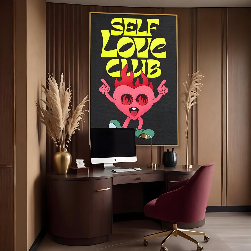 Tablou canvas cu ilustratie cu inimioara dansatoare si flacari, in rama de aluminiu auriu, pe perete intr-un birou